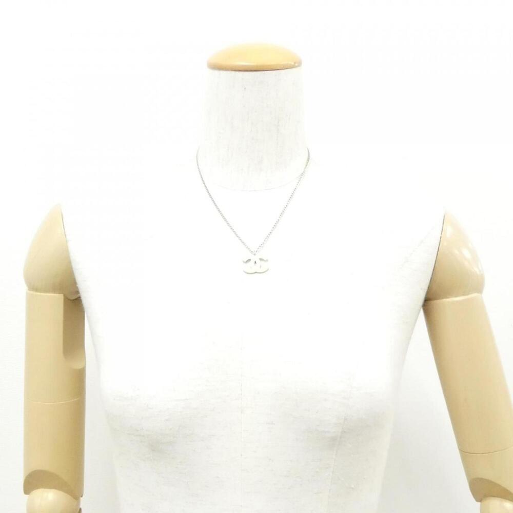 CHANEL Cream Necklace - Picture 5 of 5